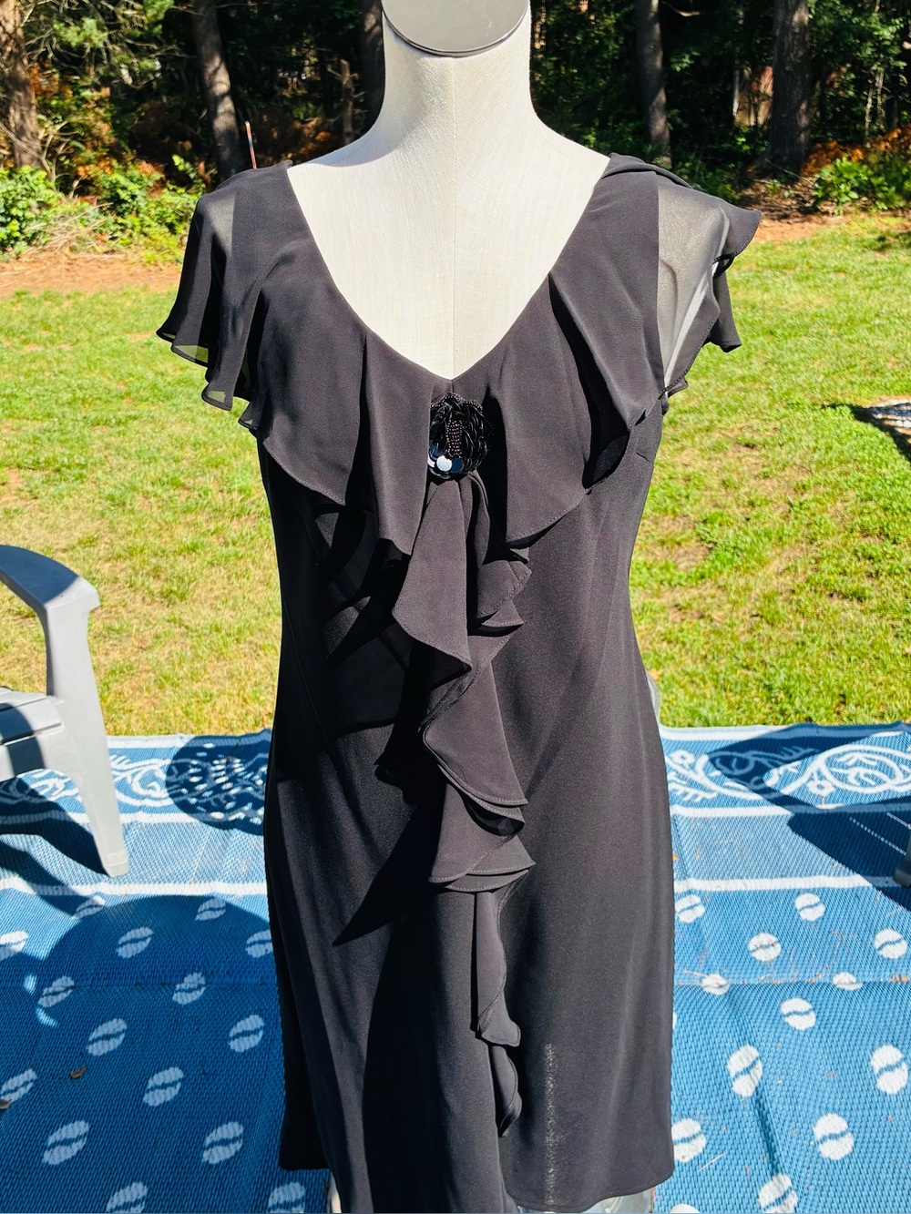 Black Ruffle Front Cocktail Party Dress
Size 12Petite EUC